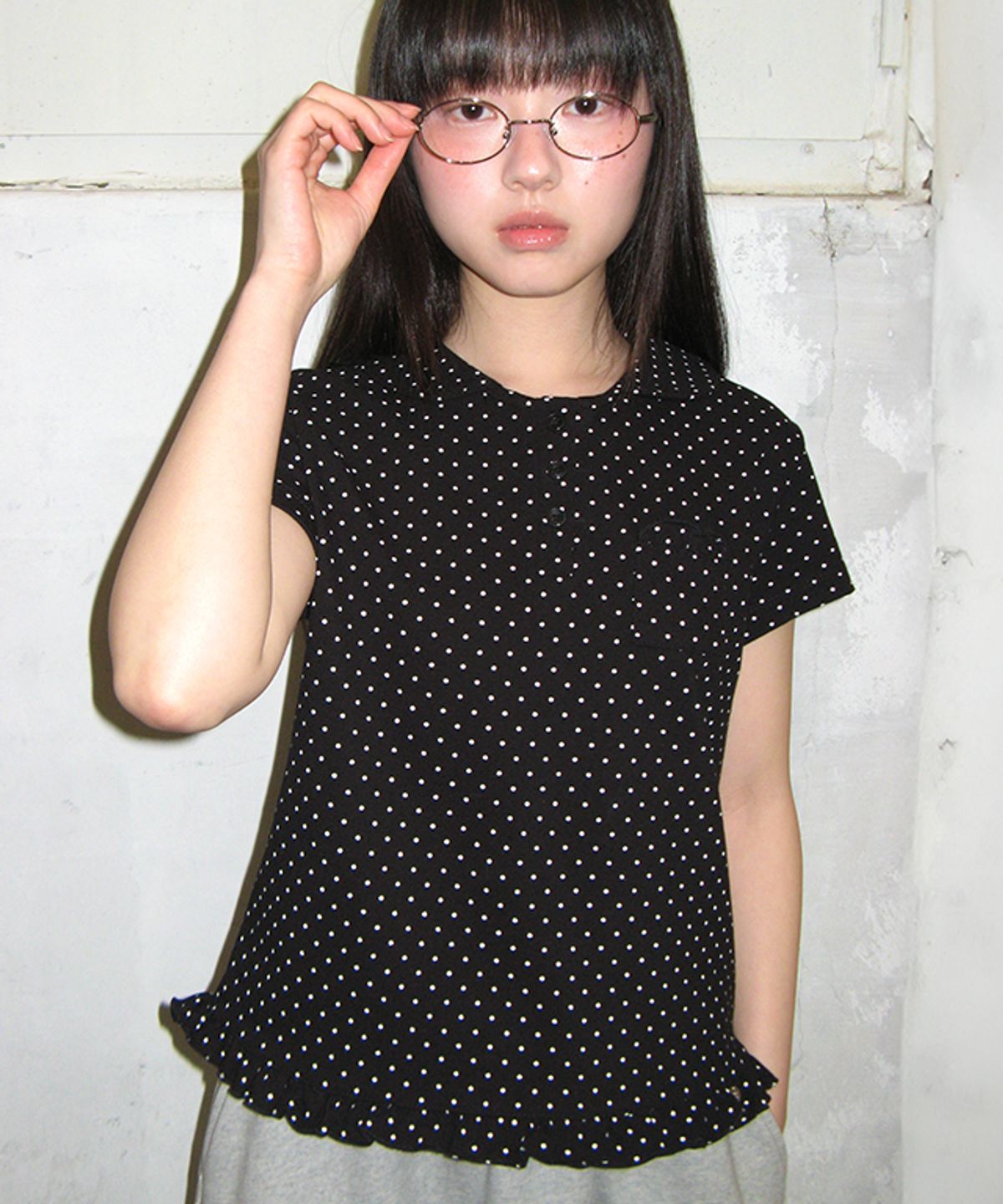 론론(RONRON) RUFFLE ROUND COLLAR PK T SHIRT DOT BLACK