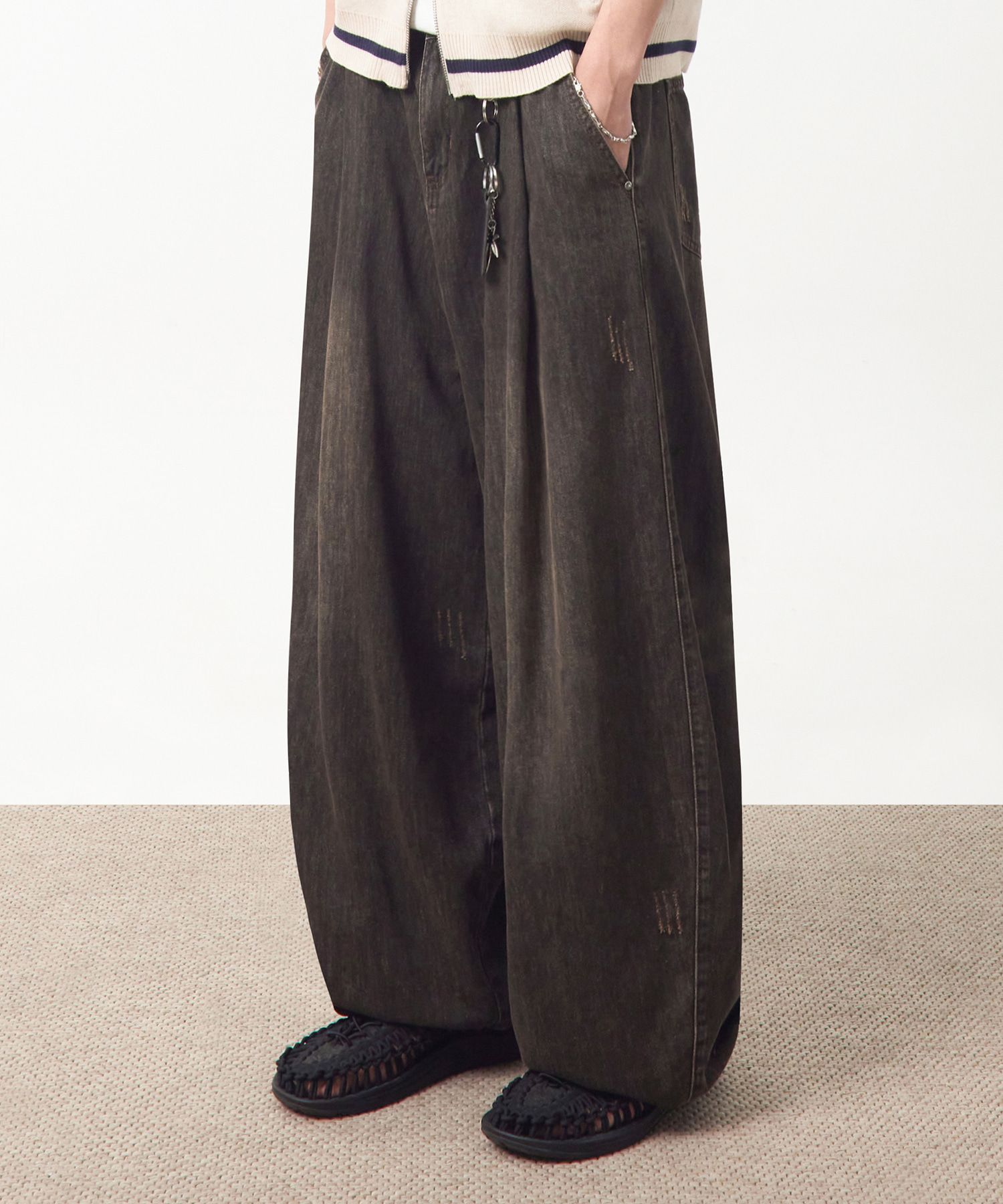 MUSINSA | SIGNATURE Multi-tuck wide slacks [black]
