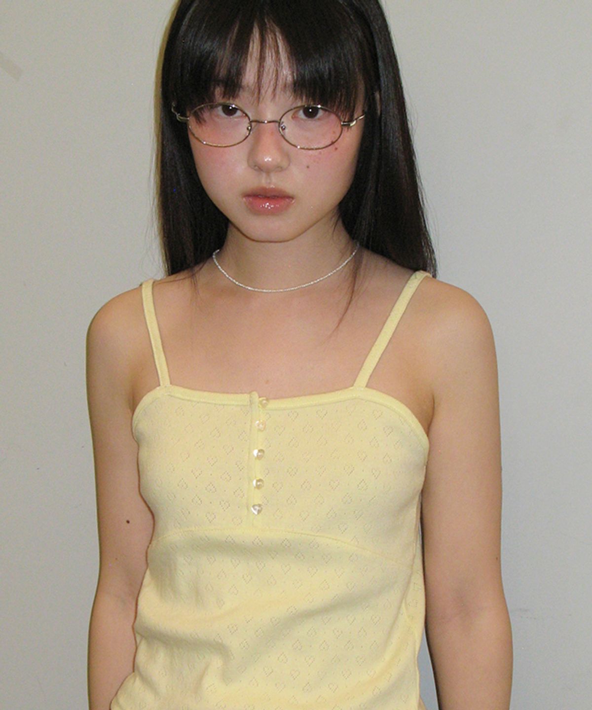 론론(RONRON) HEART BUTTON GOLGI SLEEVELESS EYELET YELLOW