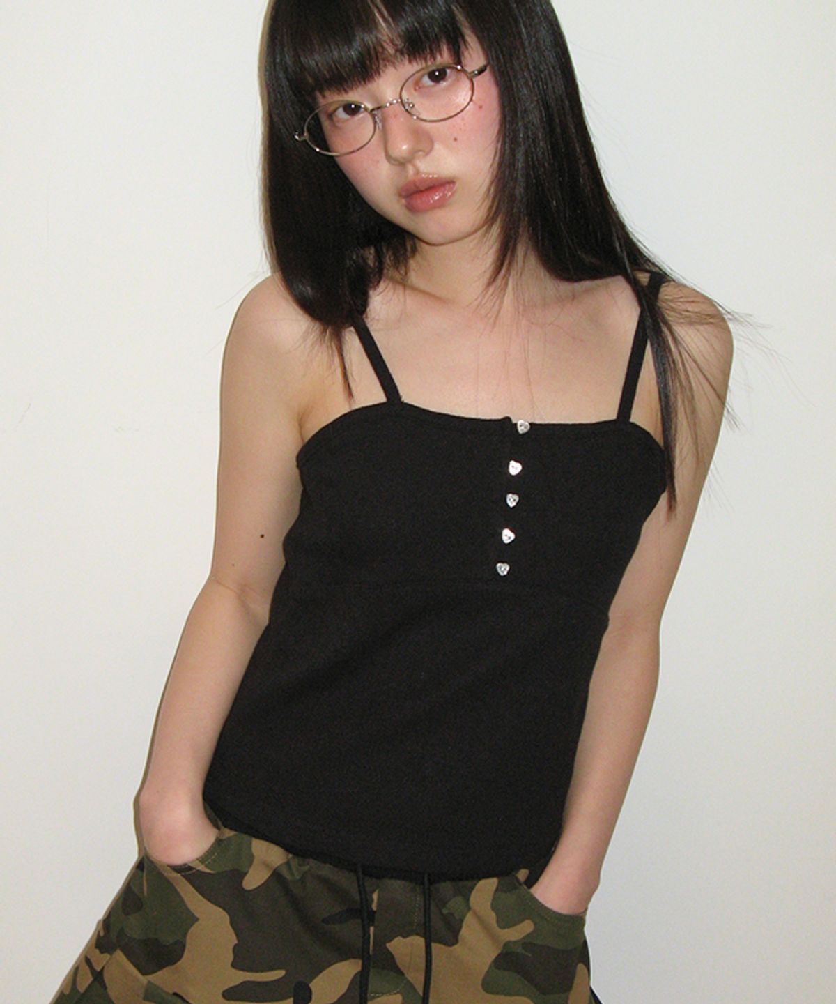 론론(RONRON) HEART BUTTON GOLGI SLEEVELESS EYELET BLACK
