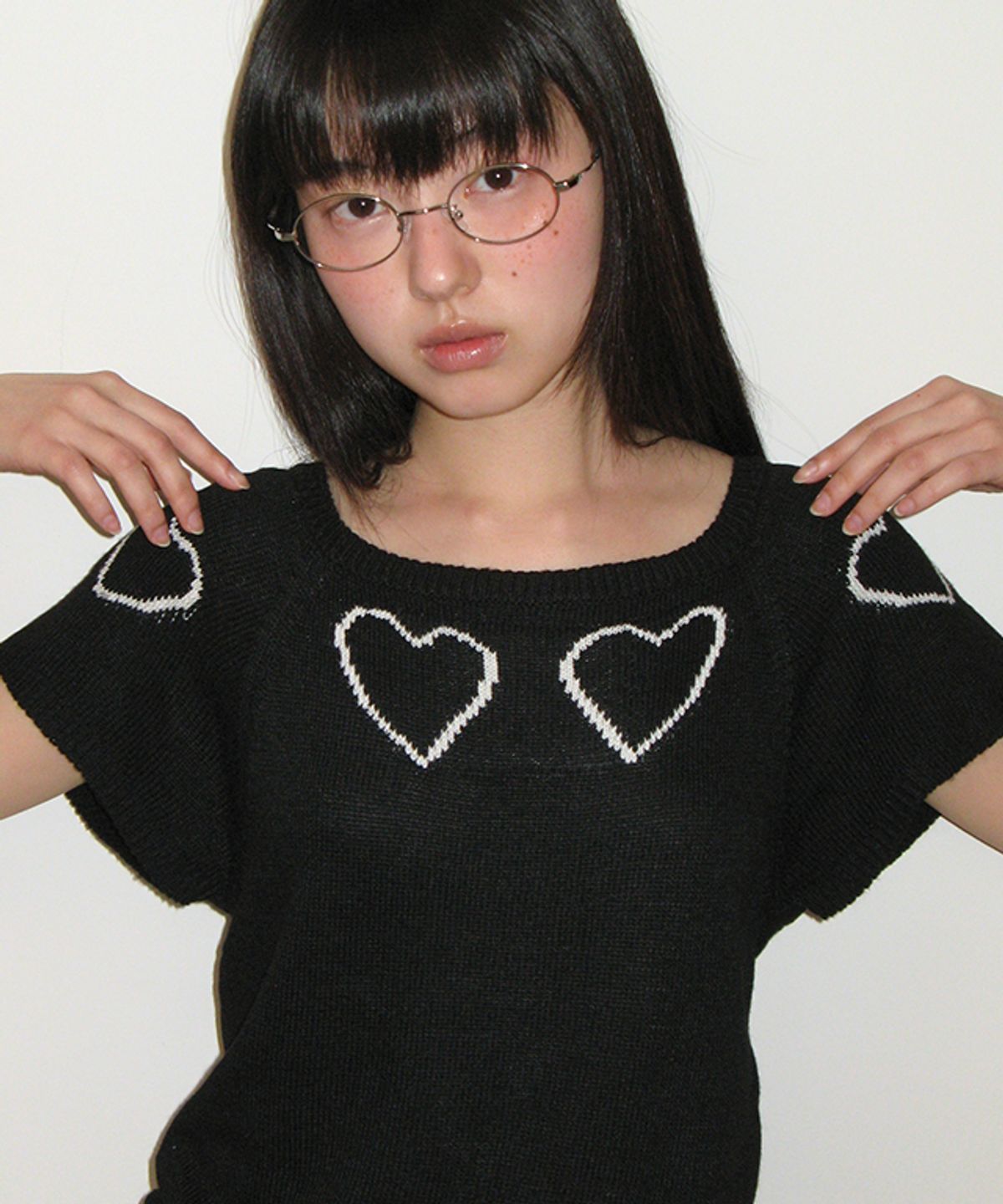 론론(RONRON) HEART LINE SHORT SLEEVE KNIT BLACK