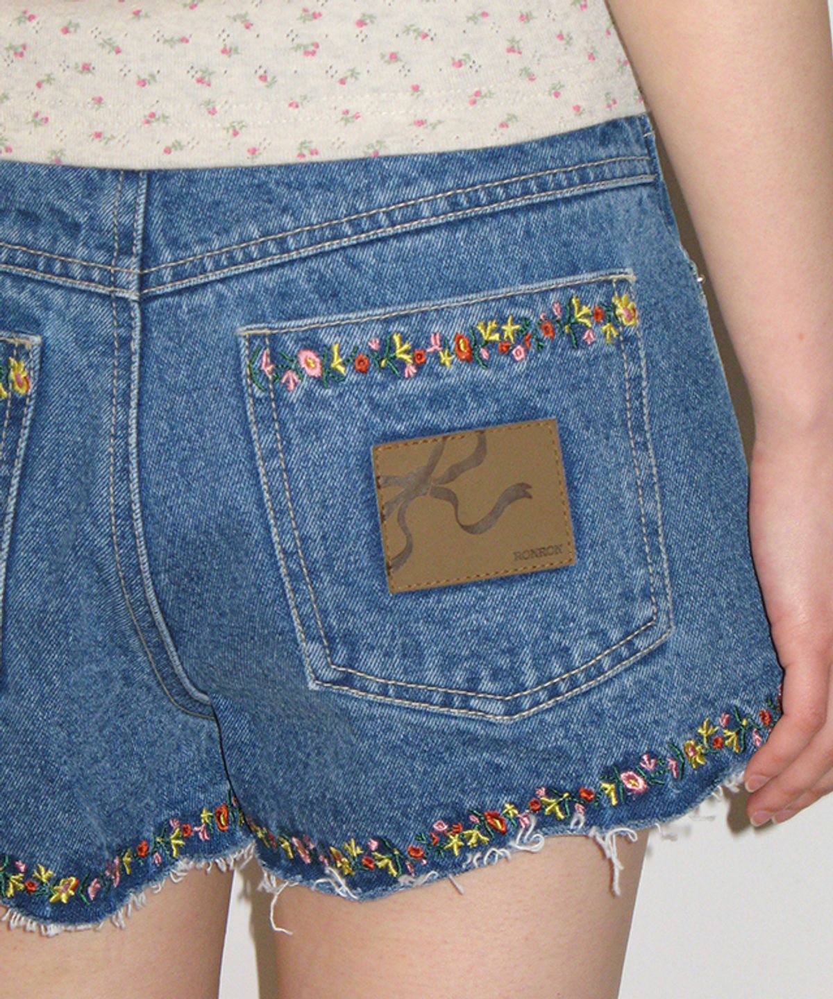론론(RONRON) FLORAL FRINGE DENIM SHORTS FADED BLUE
