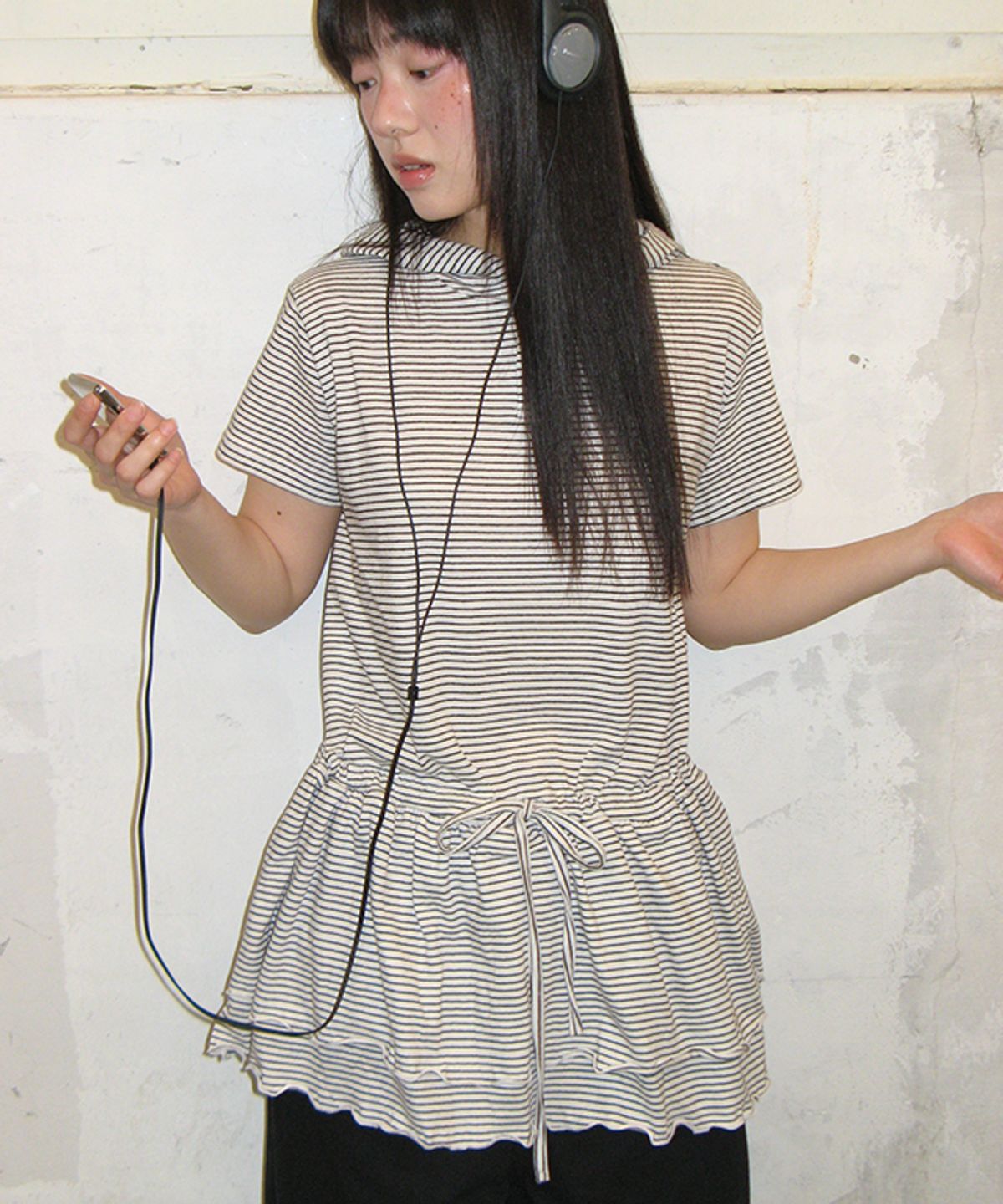 론론(RONRON) STRIPE DRAWSTRING RUFFLE LAYERED SHORT SLEEVE HOODIE DRESS WHITE BLACK