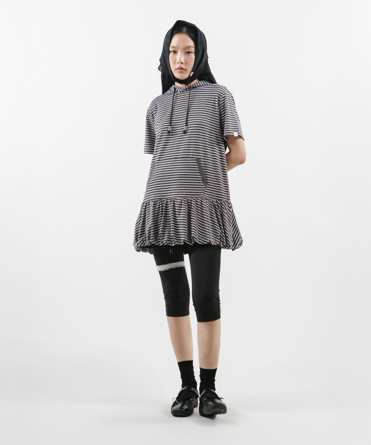 뚜오미오(TUOMIO) STRIPE BALLOON HOOD DRESS [CHARCOAL]