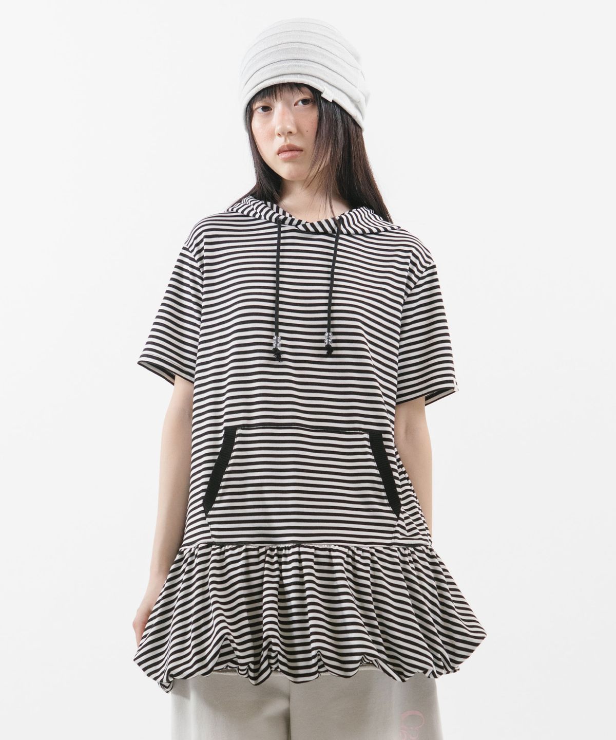 뚜오미오(TUOMIO) STRIPE BALLOON HOOD DRESS [BLACK]