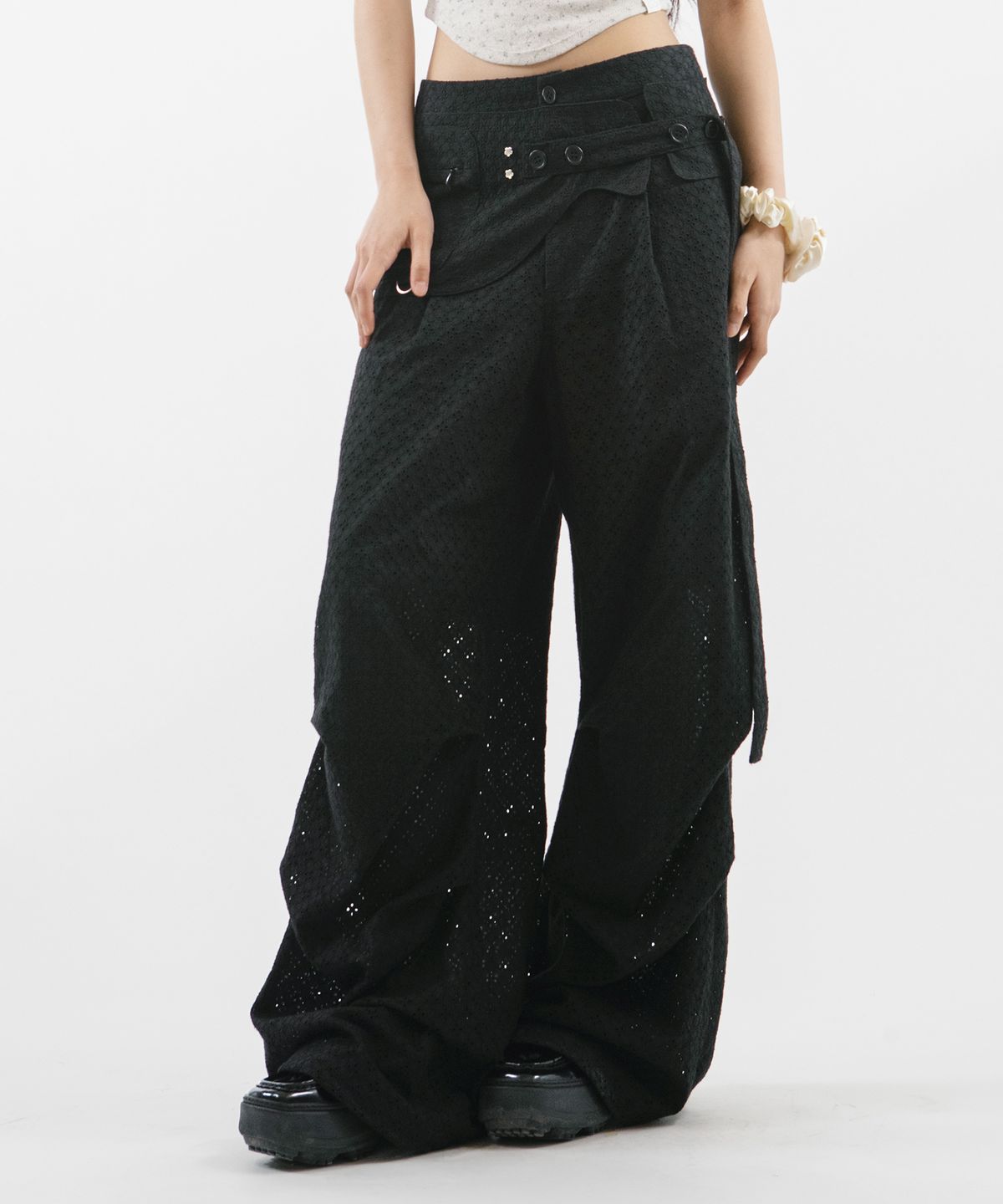 뚜오미오(TUOMIO) EYELET BELT BAG PANTS [BLACK]