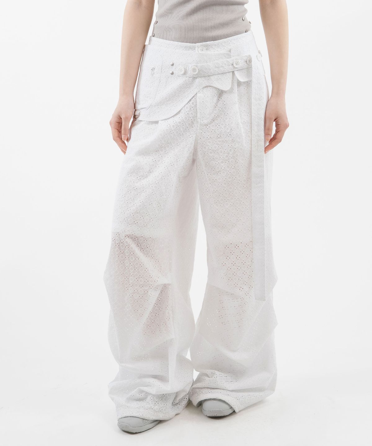 뚜오미오(TUOMIO) EYELET BELT BAG PANTS [WHITE]