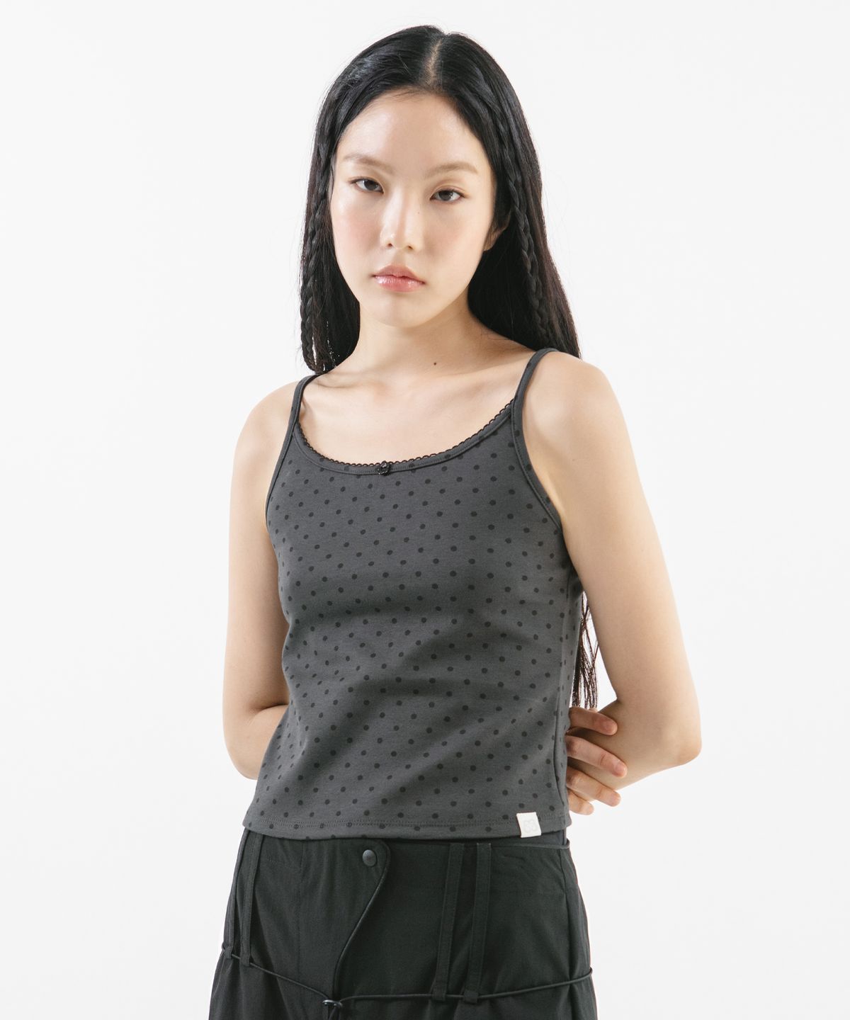 뚜오미오(TUOMIO) DOTTED TANK TOP [CHARCOAL]