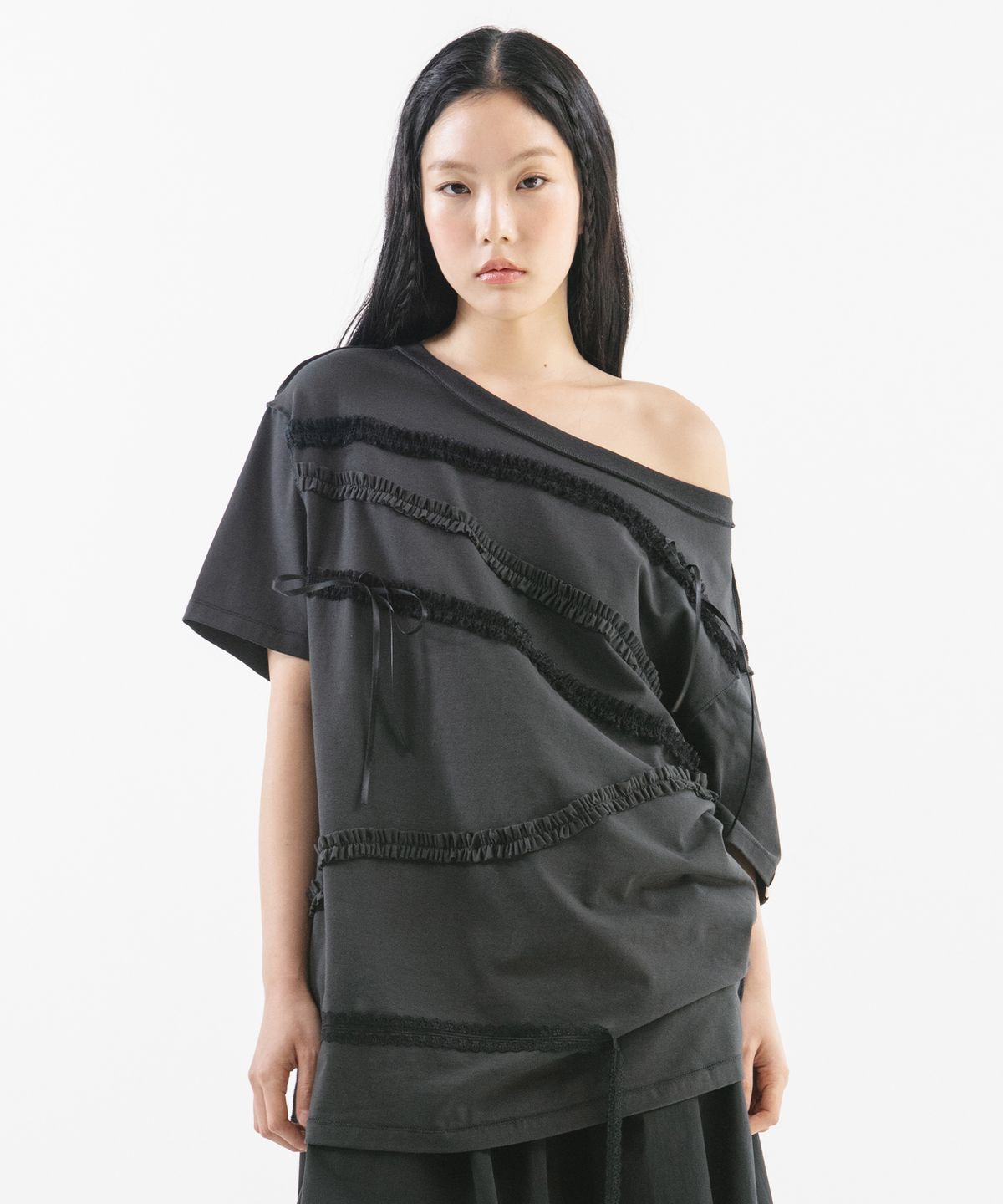 뚜오미오(TUOMIO) LACE STRAP OVERSIZED T-SHIRT [CHARCOAL]