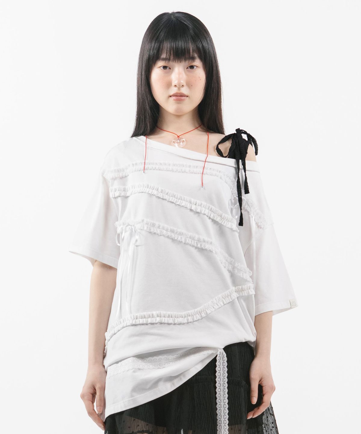 뚜오미오(TUOMIO) LACE STRAP OVERSIZED T-SHIRT [WHITE]