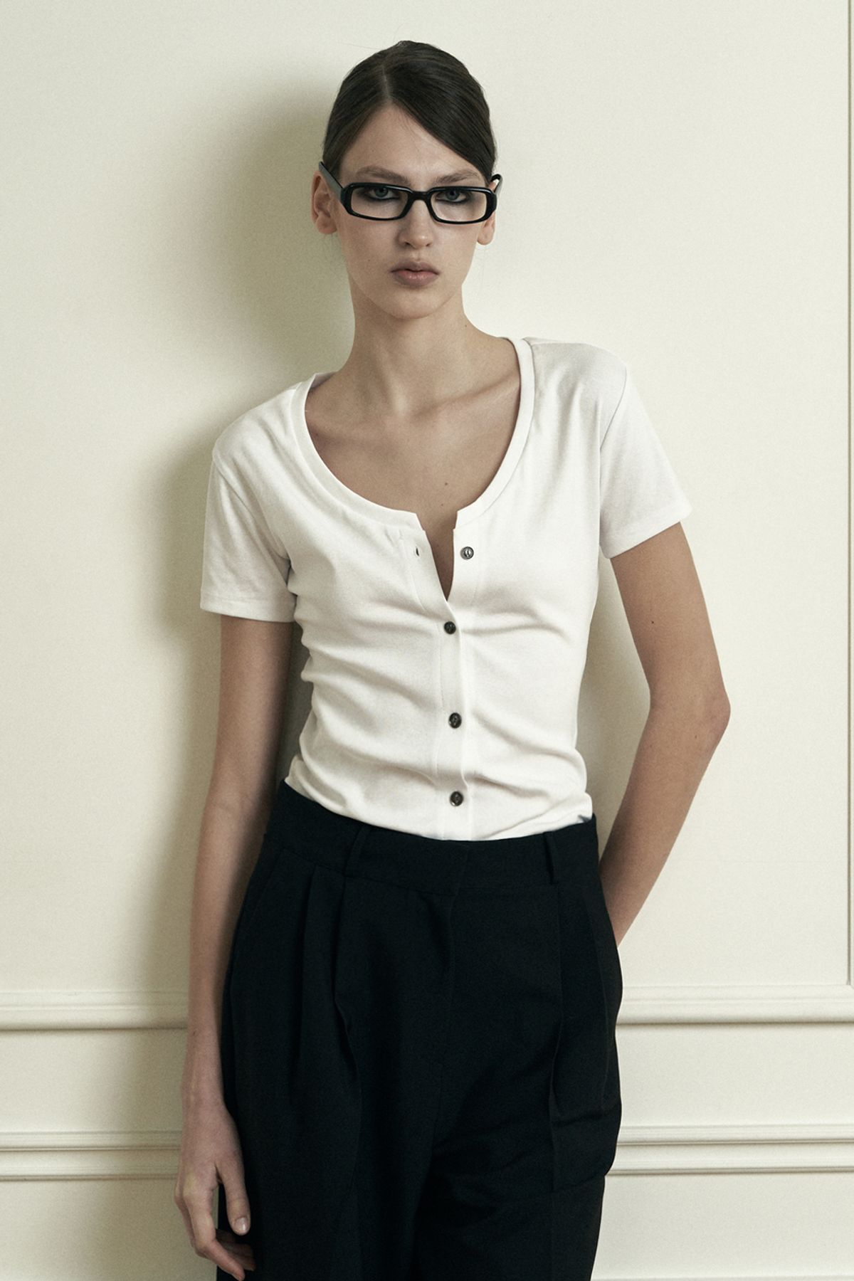 시너진(SYNERJYN) PLAIN V-NECK SHORT SLEEVE CARDIGAN WHITE