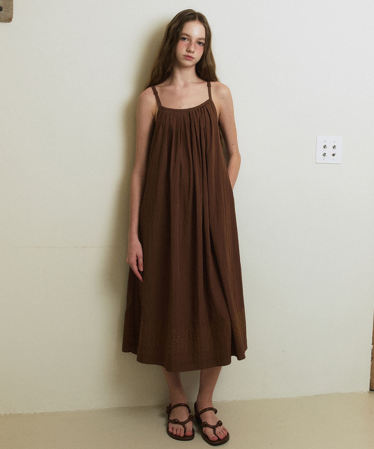 그린버터(GREENBUTTER) Embroidery Rayon Dress (Brown)