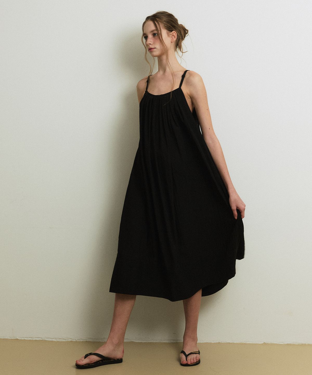 그린버터(GREENBUTTER) Embroidery Rayon Dress (Black)