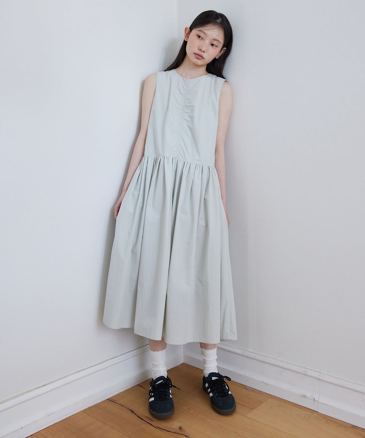스텝어라운드(STEP AROUND) Pleated sleeveless one-piece_MINT GREY