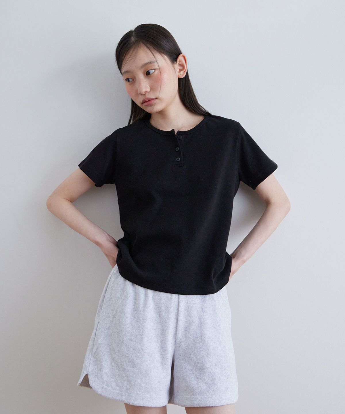 스텝어라운드(STEP AROUND) Henley Short Sleeve T-Shirt_BLACK