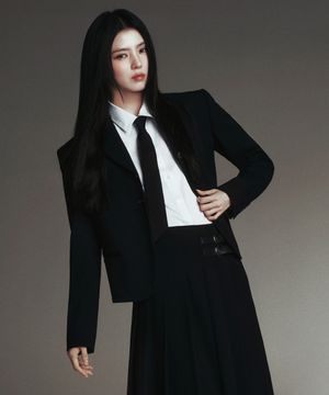 [한소희 PICK] 우먼즈 실크 슬래시 컷 넥타이 [블랙]