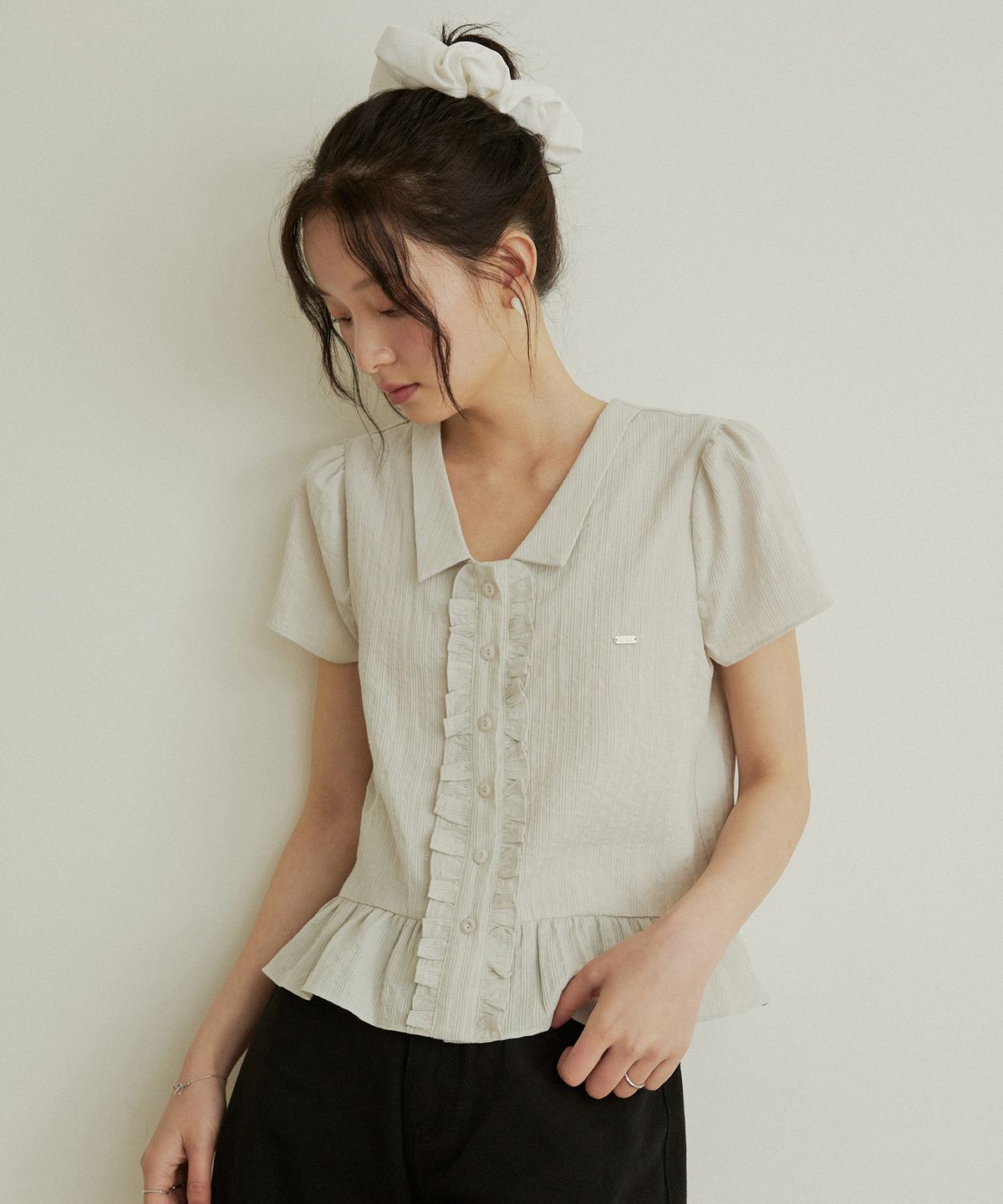 어다울(ADAUL) Frill jacquard cap sleeve blouse - Ash khaki