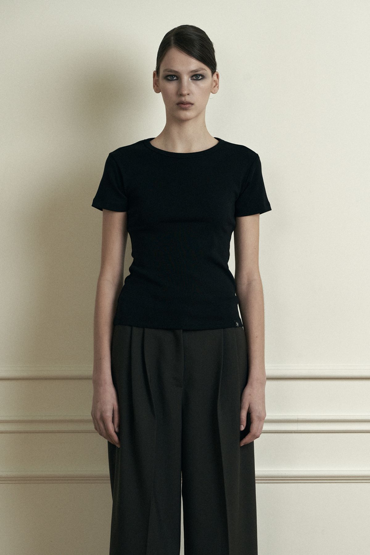 시너진(SYNERJYN) PLAIN BASIC SHORT SLEEVE BLACK