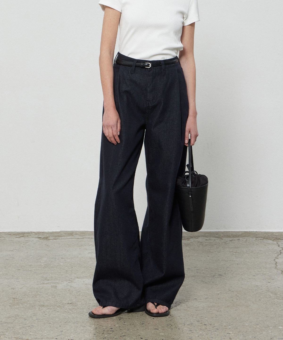 노티아(NOTIA) ONE TUCK NONFADE DENIM PANTS - DEEP BLUE