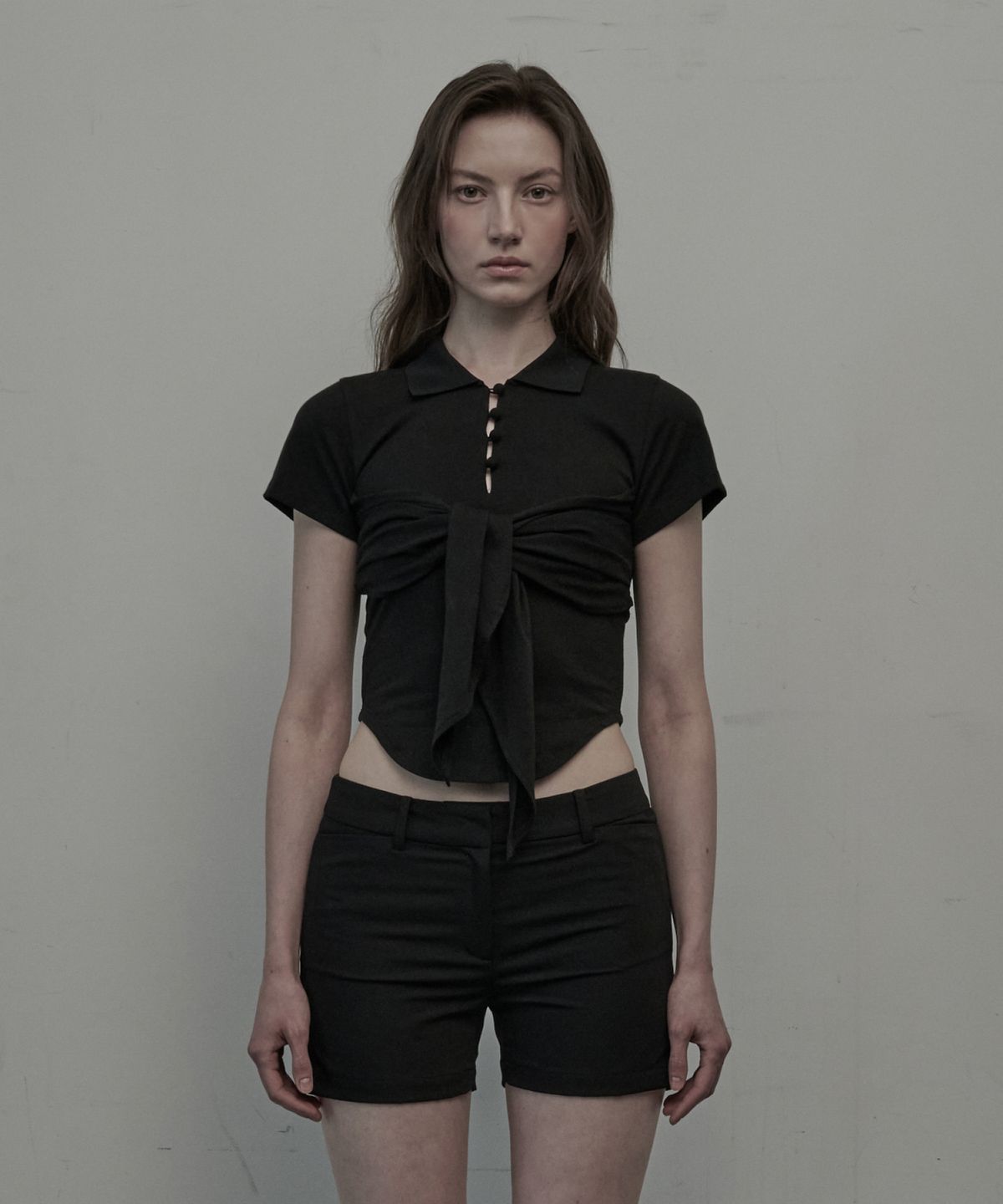 마우솔레움(MAU SOLEUM) Button Ribbon Collared T-Shirt - Black