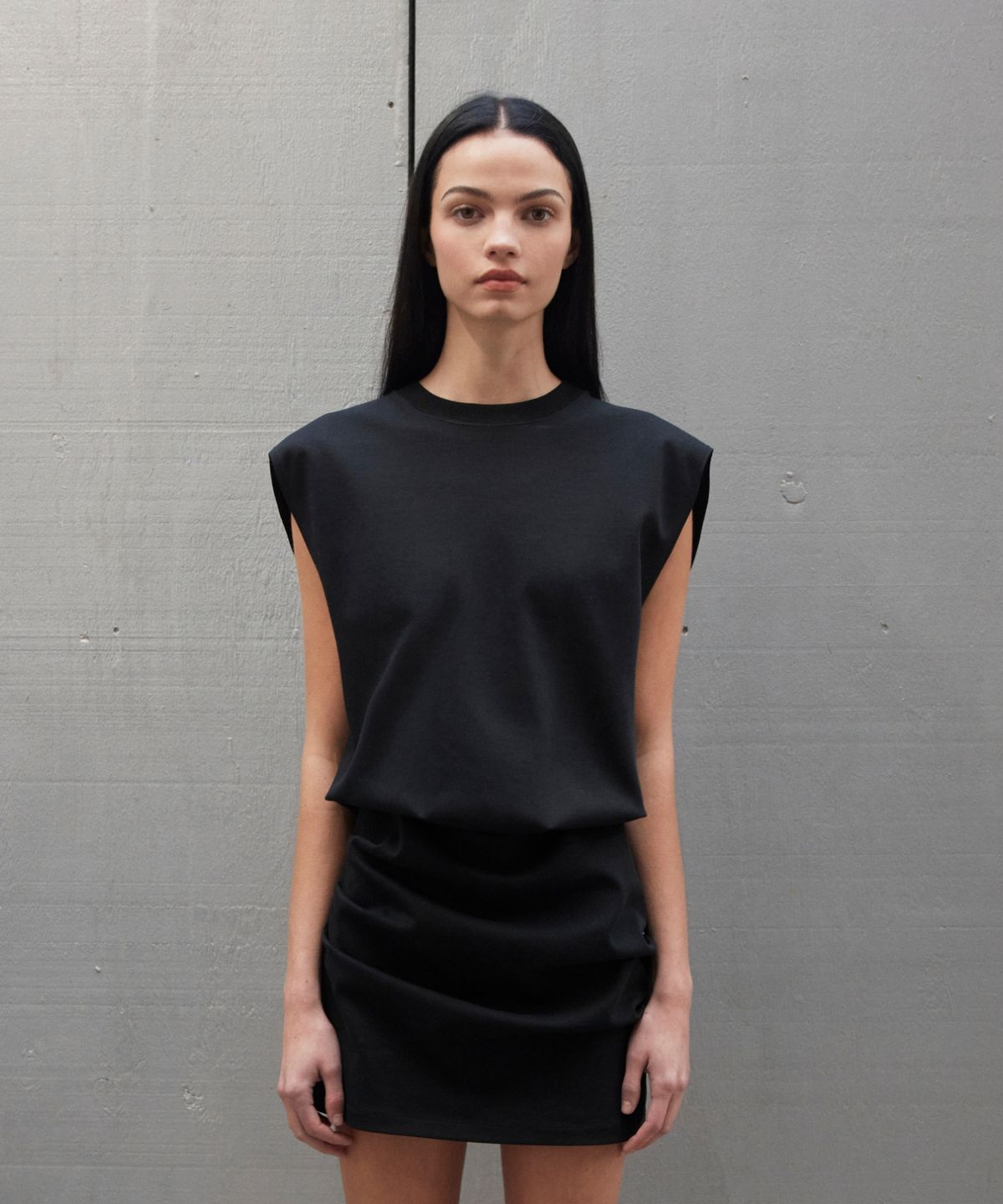 이알에이(ERA) WOMEN FITTED SLEEVELESS TUCK DRESS - BLACK