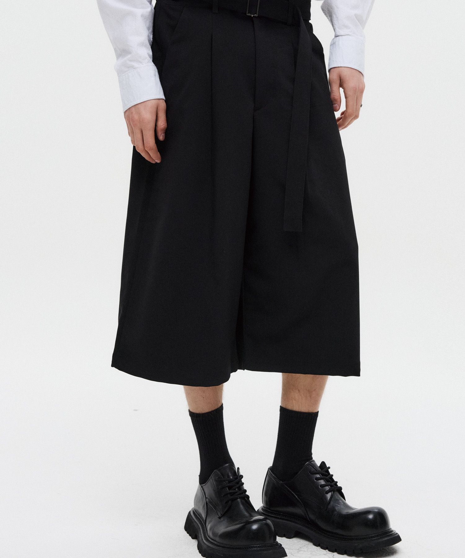 [DNSR] Belted Bermuda Slacks /追跡付 Tailored belted shorts– Róhe
