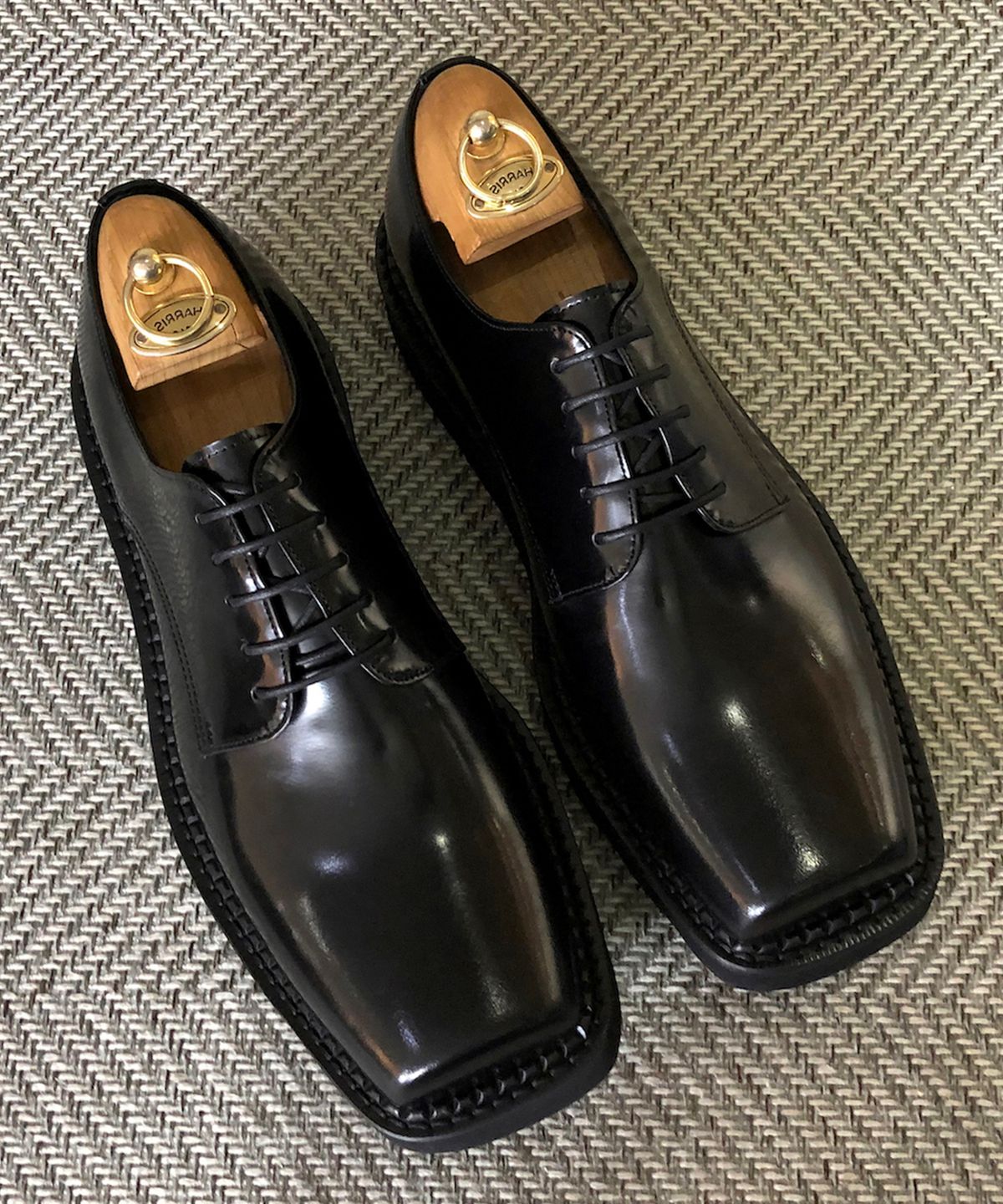 조앤슈(JOENSHOE) 토우컷 클리퍼 옥스퍼드 블랙