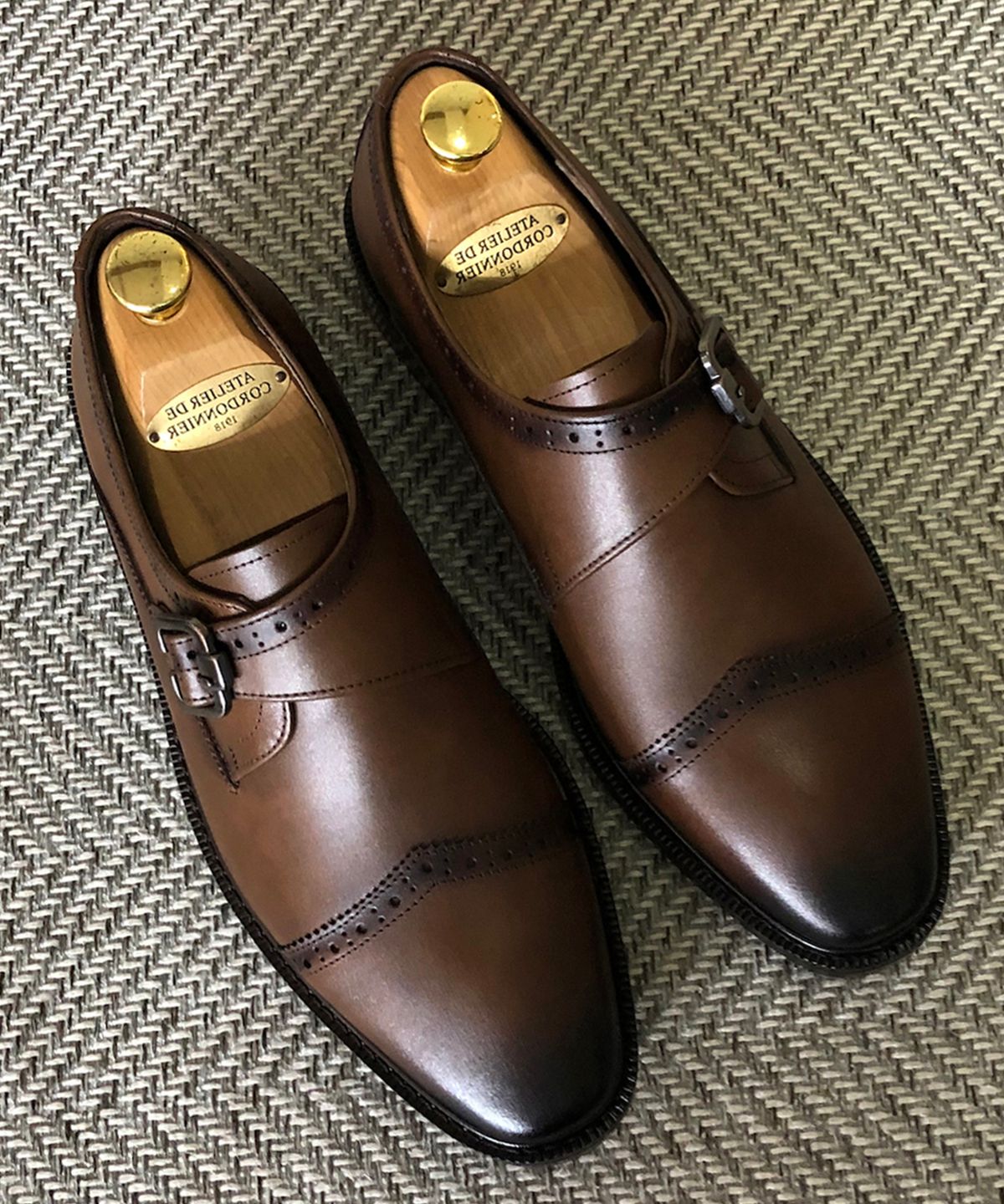 조앤슈(JOENSHOE) 던킨 싱글 다이아 몽크스트랩 스테인브라운