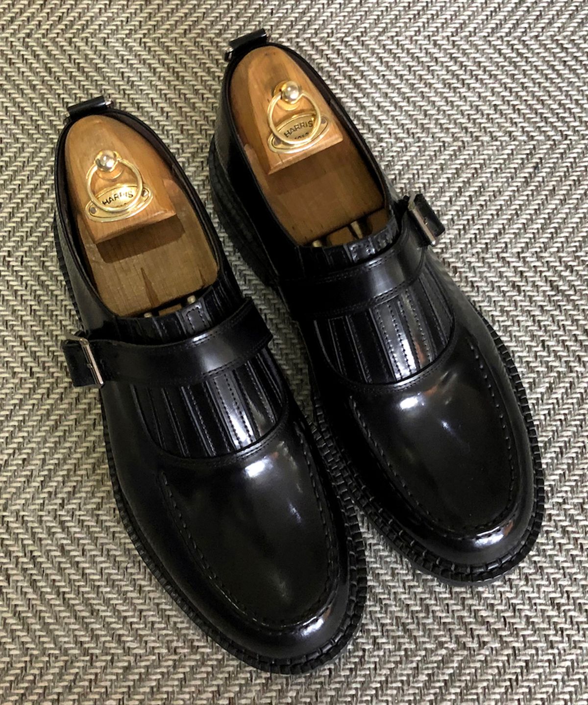 조앤슈(JOENSHOE) 와이어 버클 워커 블랙