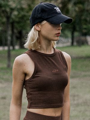 소프트 골지 크롭 슬리브리스 브라운