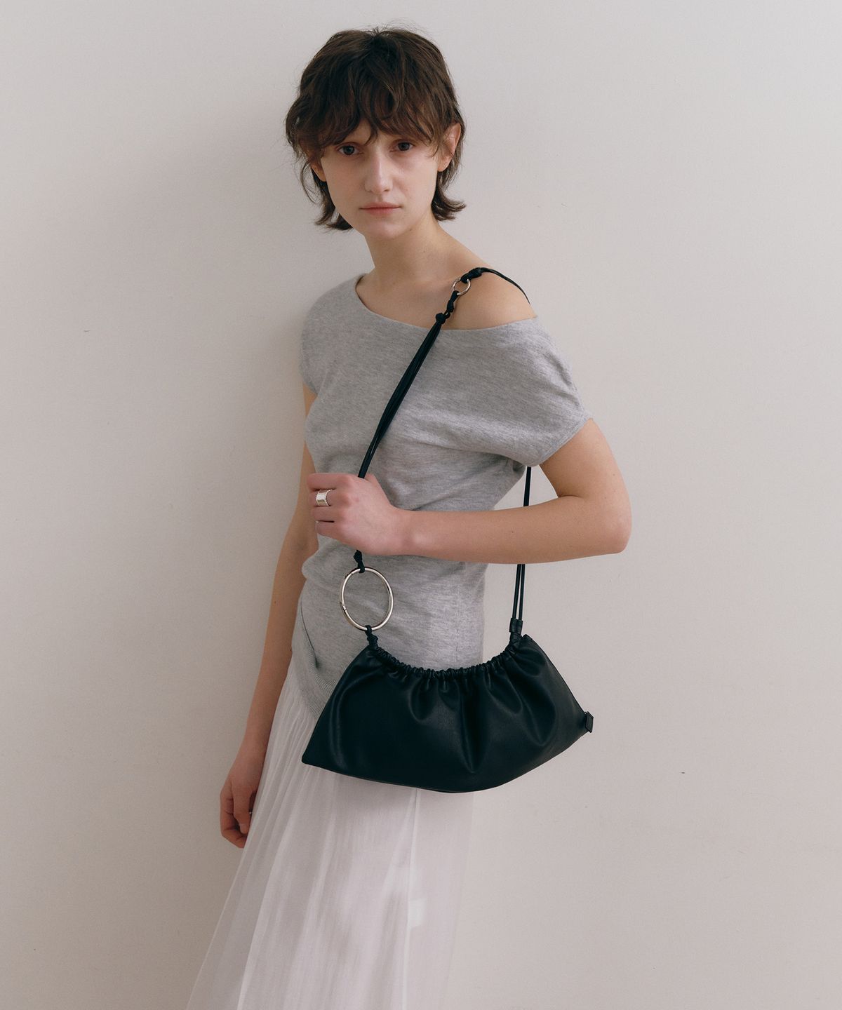 로우타이드(LOW TIDE) STRAP SHIRRING BAG [BLACK]