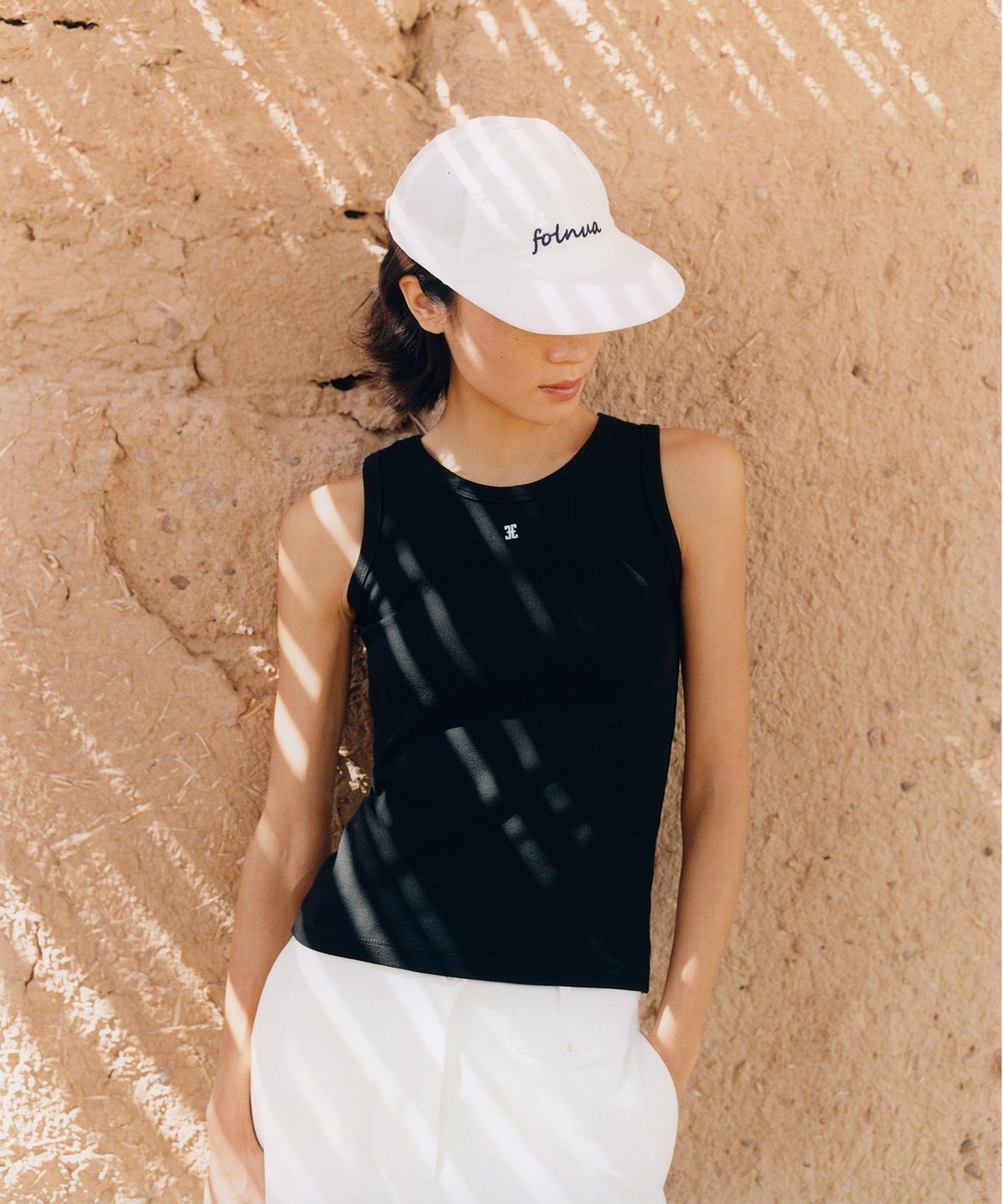 폴뉴아(FOLNUA) ROUND NECK SLEEVELESS (BLACK)
