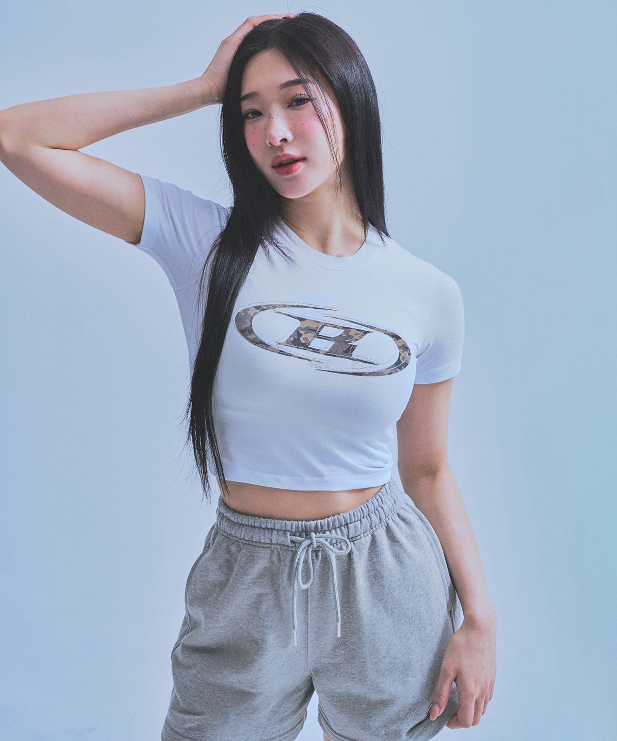 본투윈(BORN TO WIN) W CAMO B LOGO SEMI CROP T-SHIRTS [WHITE]