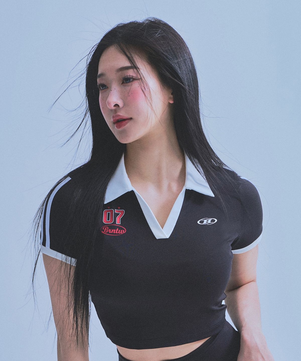 본투윈(BORN TO WIN) W BRNTW FOOTBALL CROP T-SHIRTS [BLACK]