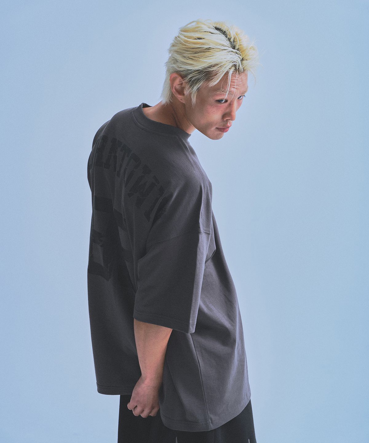 본투윈(BORN TO WIN) 85 BACK LOGO EXTRA FIT T-SHIRTS [CHARCOAL]