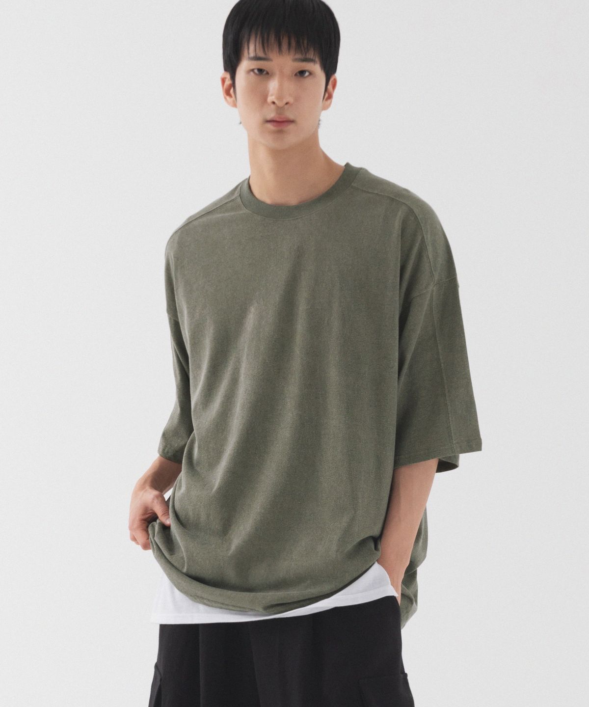 피아네르(PIANER) 피그먼트 절개 오버핏 반팔 티셔츠 (카키)