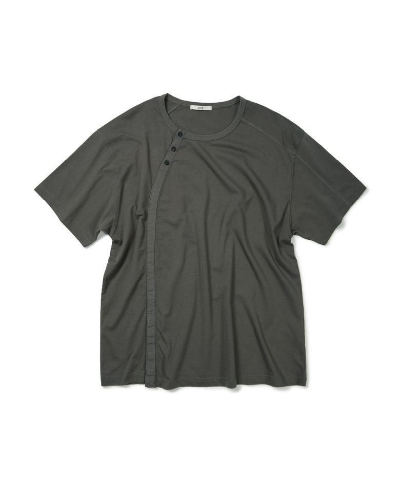 CURVED HENLEY NECK TEE (CHARCOAL)