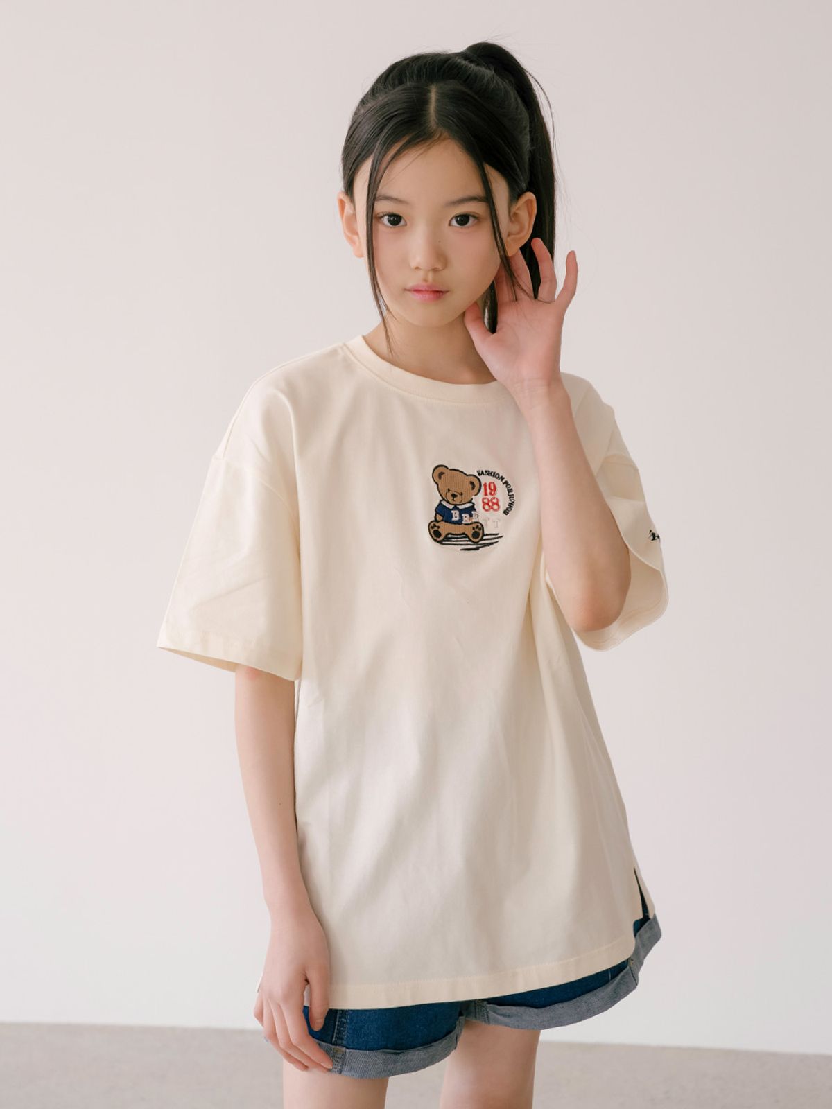 브렛테일러(BRETTAILOR) 브렛베어 자수 시그니처 반팔티(아이보리)