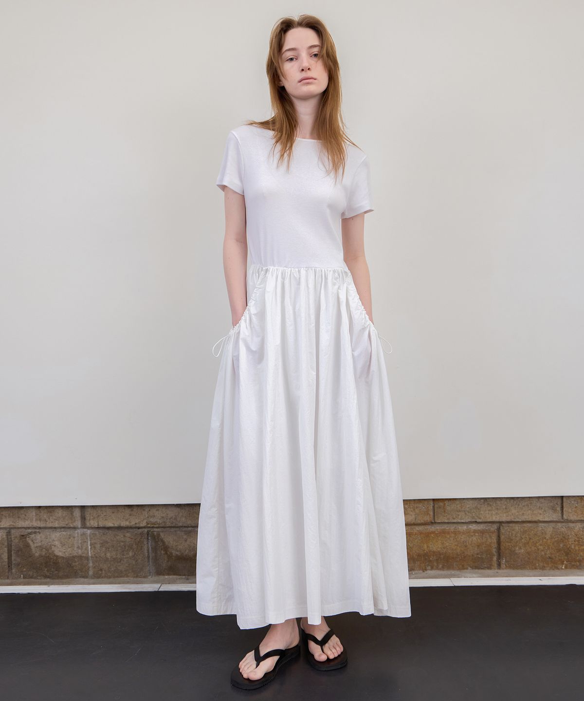 르바(LEVAR) Pocket Shirring Anorak Dress - White