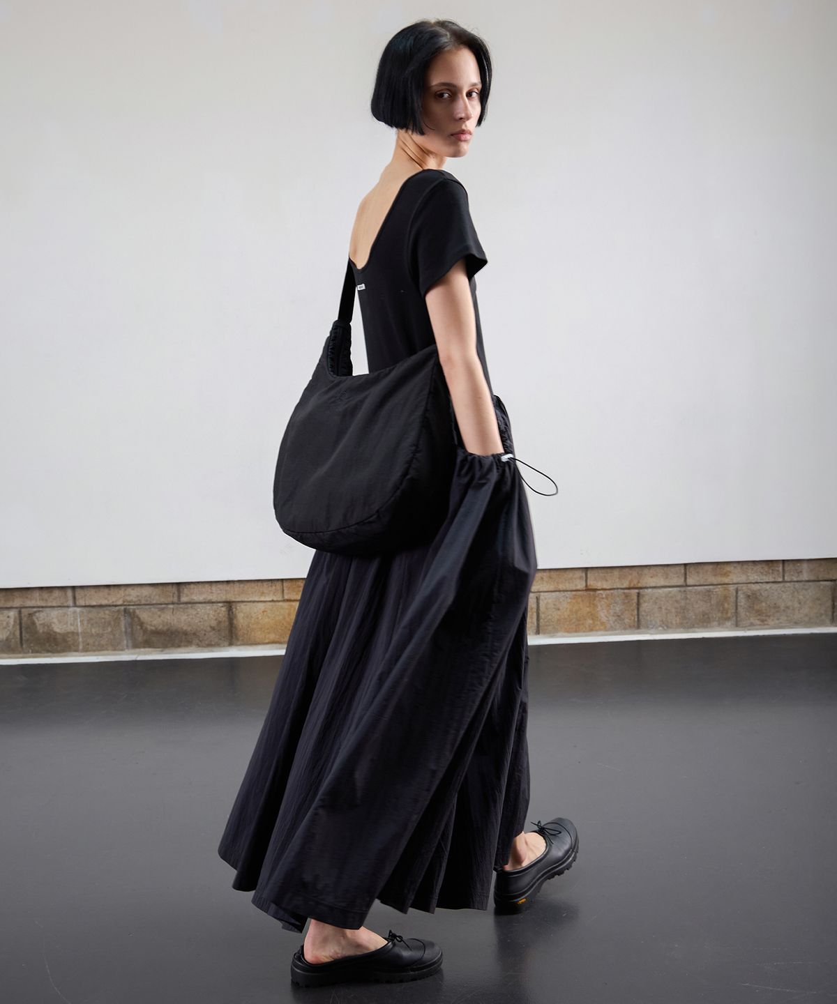 르바(LEVAR) Pocket Shirring Anorak Dress - Black