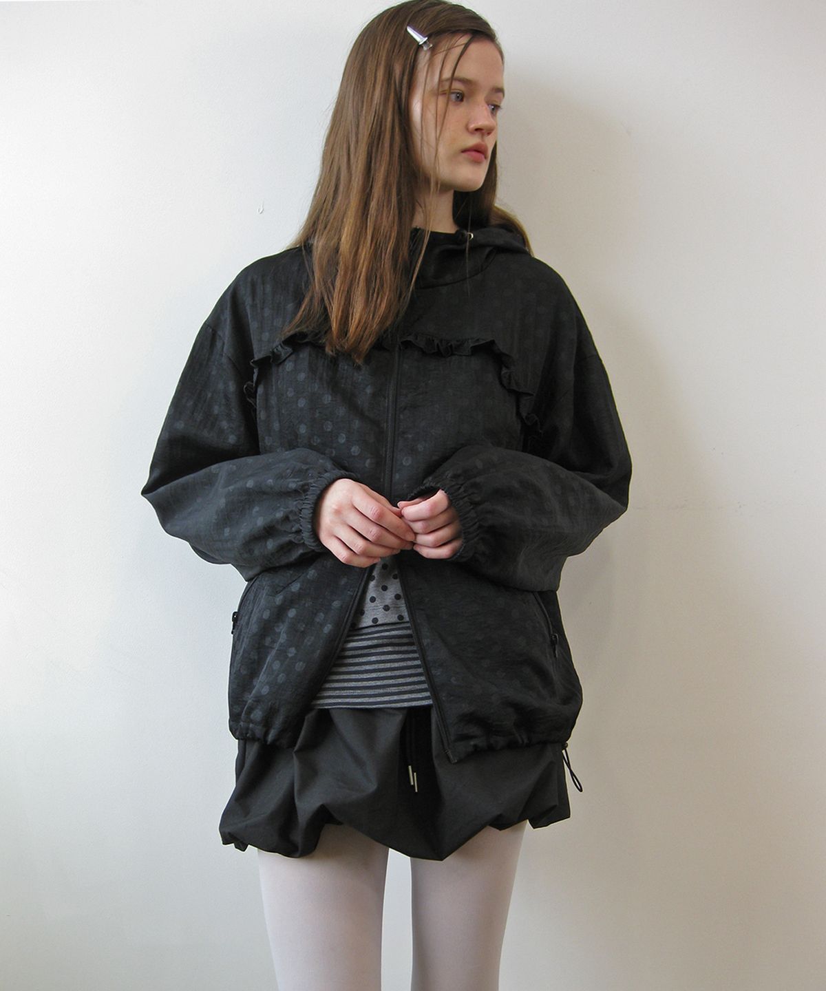 나츠(NAATS) Dot frill hoodie zip-up, black