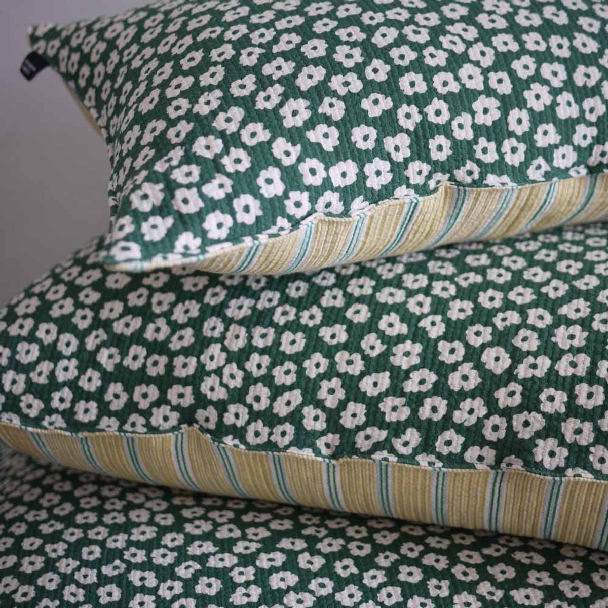 봄봄패브릭스(BOMBOM FABRICS) Tripple Cotton pillow case white flower + yellow stripe)