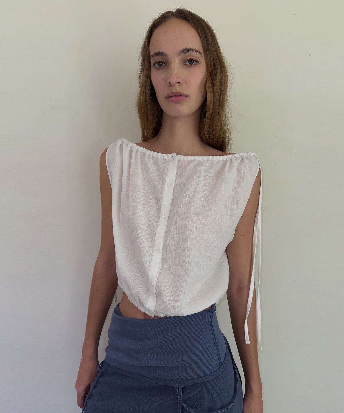 다이애그널(DIAGONAL) STRING SLEEVELESS BLOUSE (white)