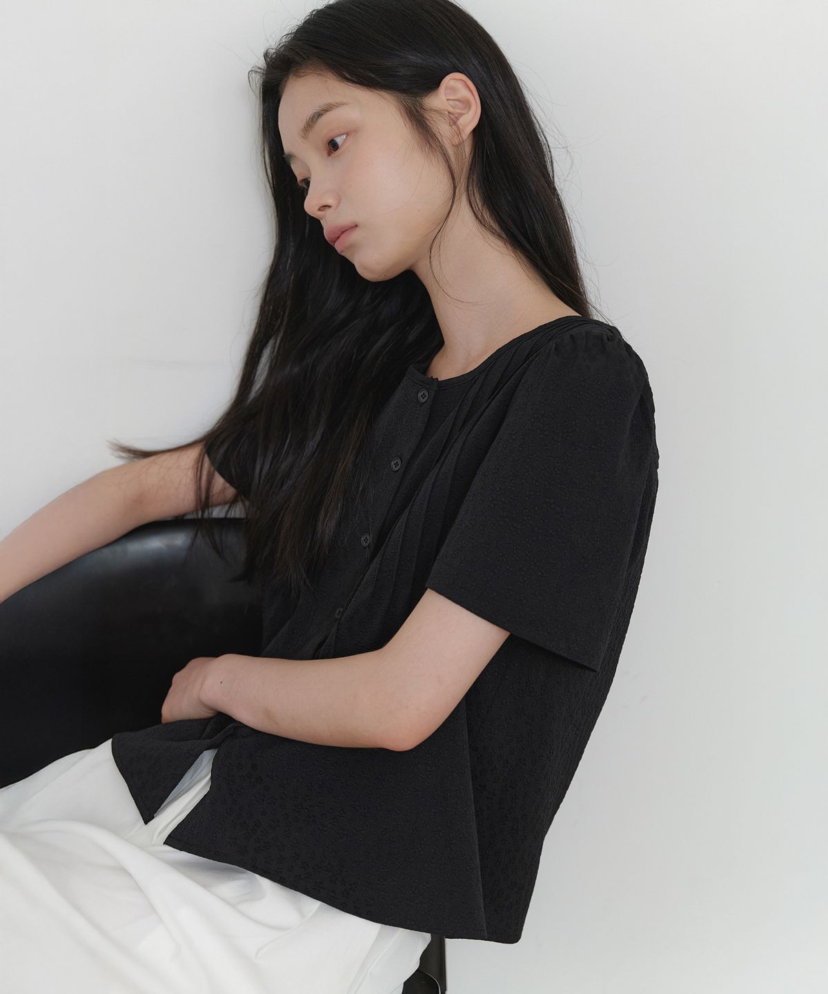 엽페(YUPPE) TUCKED FLOWER SHIRT_BLACK