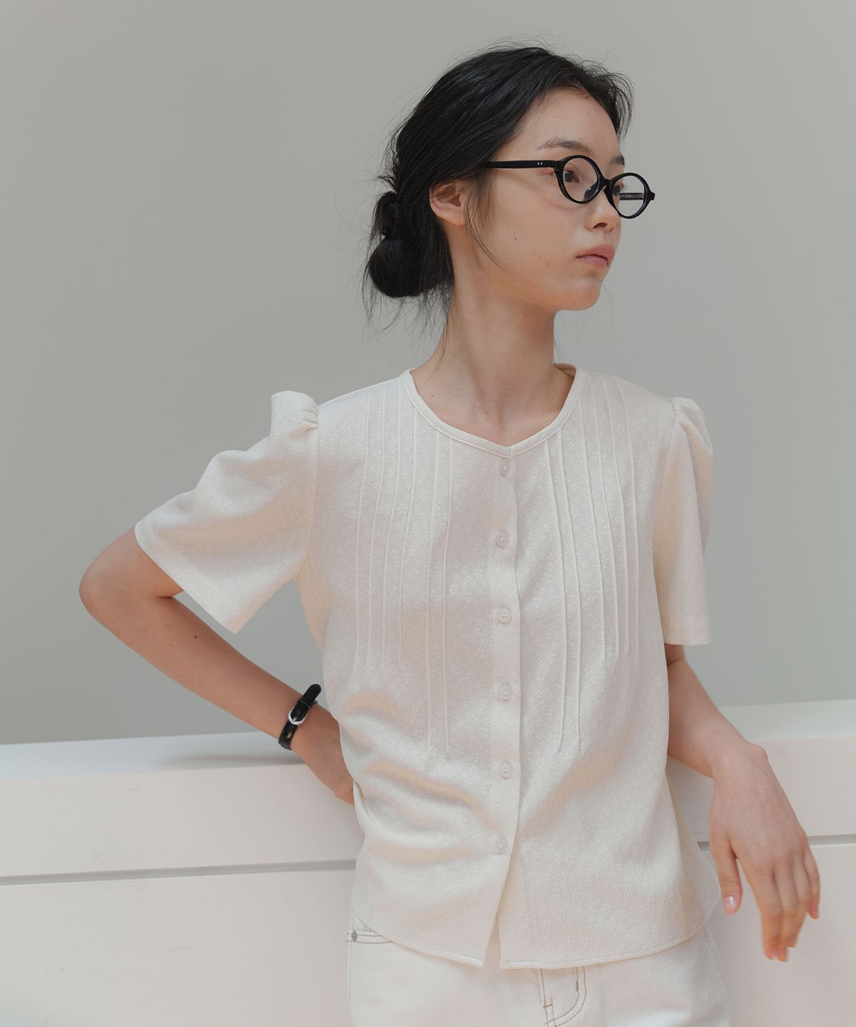 엽페(YUPPE) TUCKED FLOWER SHIRT_IVORY