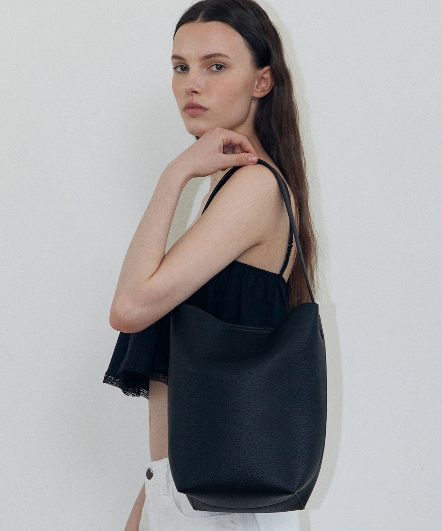 MUSINSA LADY VOLUME SOFT FLOW BUCKET BAG (BLACK)