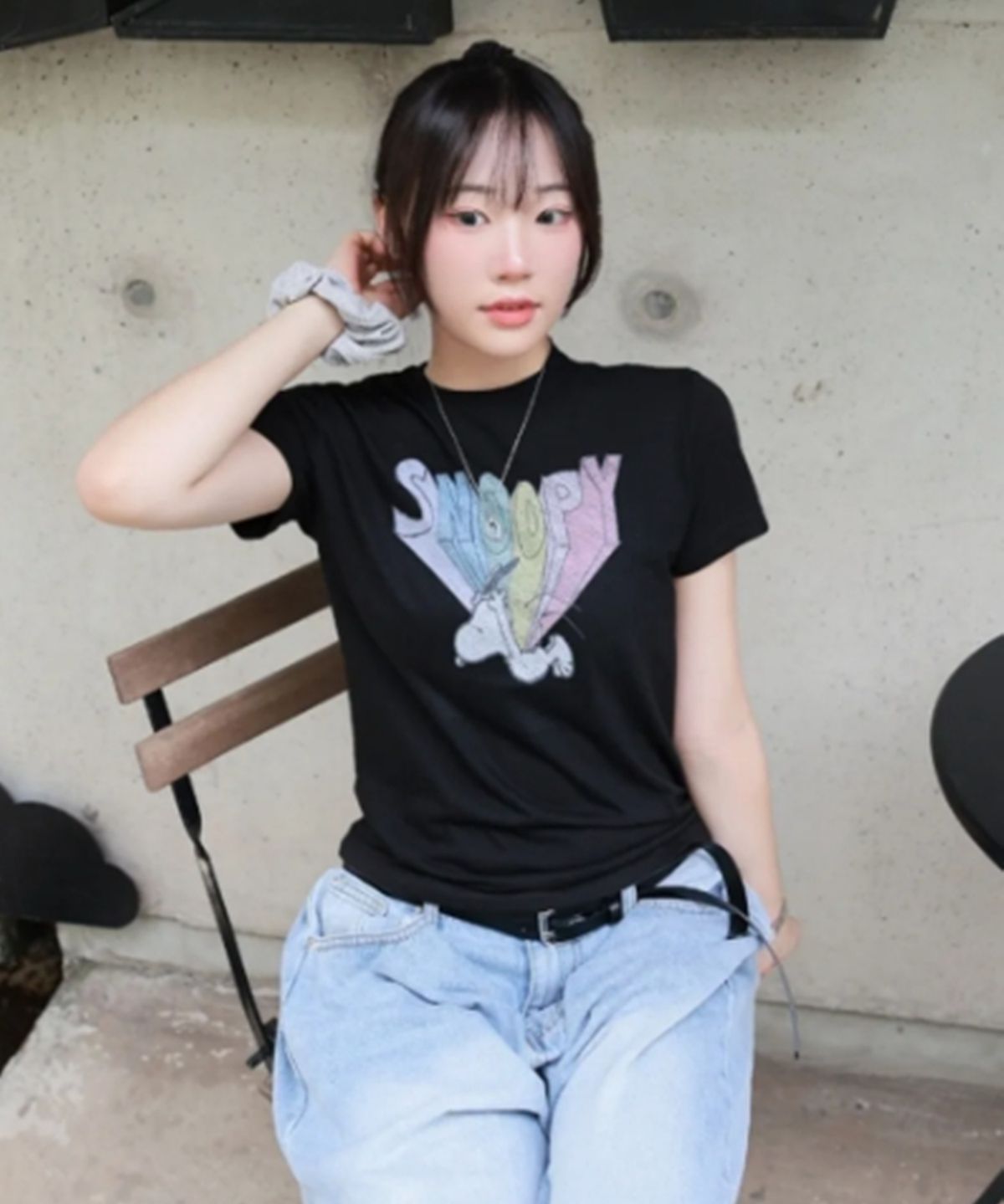 레이디 볼륨(LADY VOLUME) 레인보우 드롭 스누피 티셔츠 (BLACK)