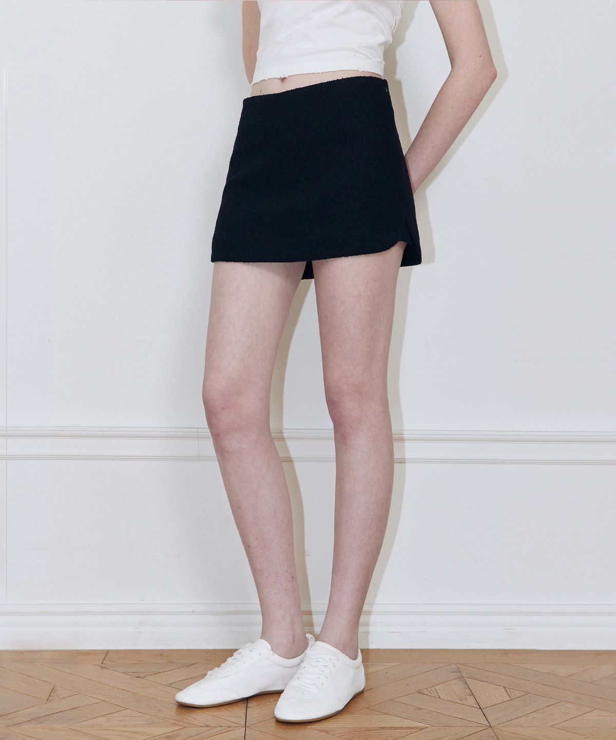 레이디 볼륨(LADY VOLUME) 텍스처드 커브 팬츠스커트 (BLACK)