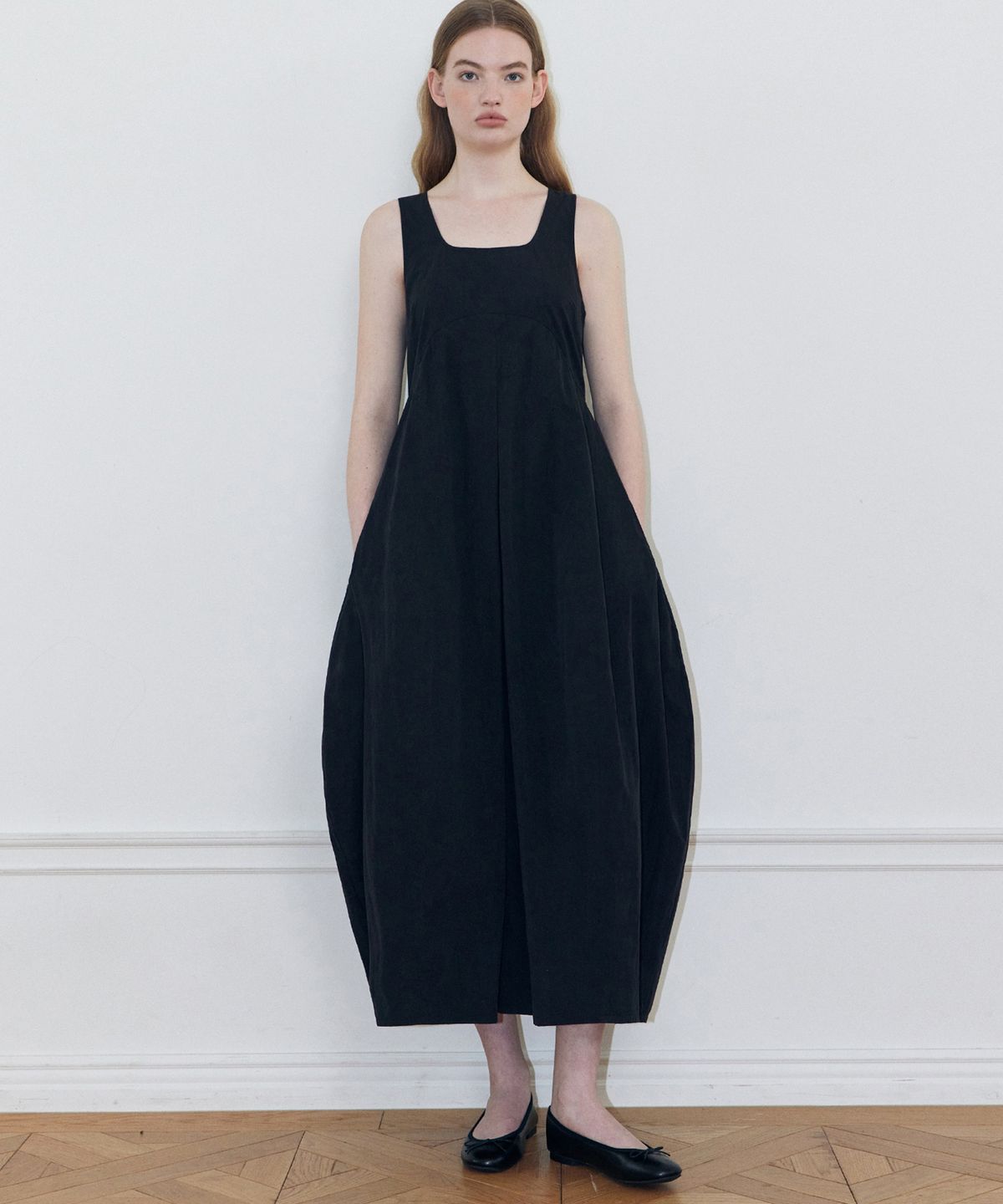 레이디 볼륨(LADY VOLUME) 스퀘어 볼륨 드레스 (BLACK)