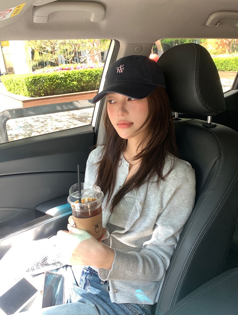 에브닌 배색 자수 볼캡